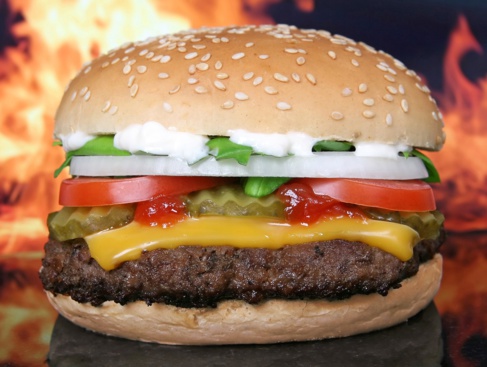L’enseigne de burgers Carl’s Jr s’implante en France