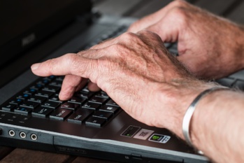 Presque 1 senior sur 4 travaille à temps partiel