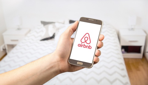 La mairie de Paris assigne Airbnb en justice