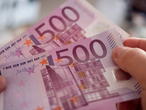 Une banque privée va taxer les dépôts de ses clients Français