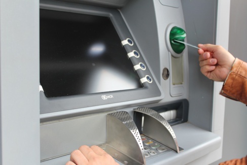 Frais bancaires pour les clients fragiles : les banques sur le banc des accusées
