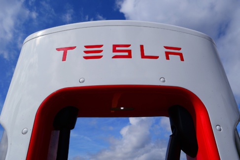Tesla valorisée 500 milliards, Elon Musk surpasse Bill Gates