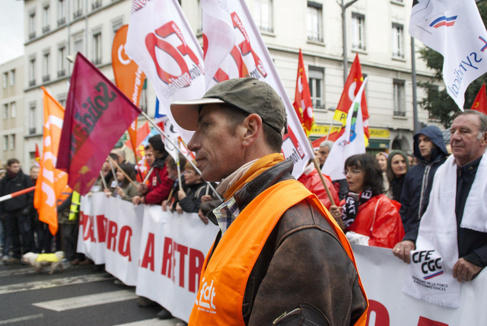 Plusieurs milliers de personnes ont défilé ce mardi pour manifester contre la réforme des retraites. Plusieurs milliers de personnes ont défilé ce mardi pour manifester contre la réforme des retraites.