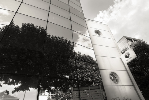 A l'inverse, et car il faut également voir le verre à moitié plein, 53 % des jeunes diplômés en 2012 exerçaient un travail en septembre. A l'inverse, et car il faut également voir le verre à moitié plein, 53 % des jeunes diplômés en 2012 exerçaient un travail en septembre.