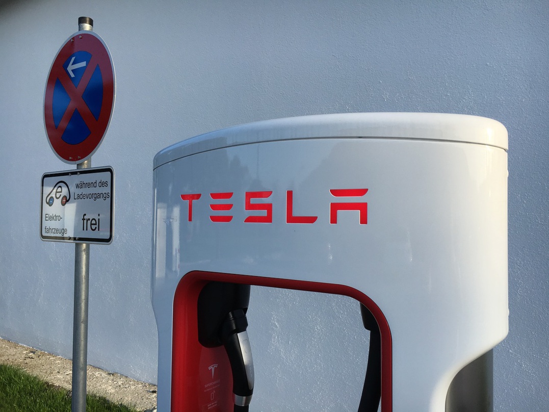 Le constructeur Tesla dépasse les 1.000 milliards de dollars de capitalisation