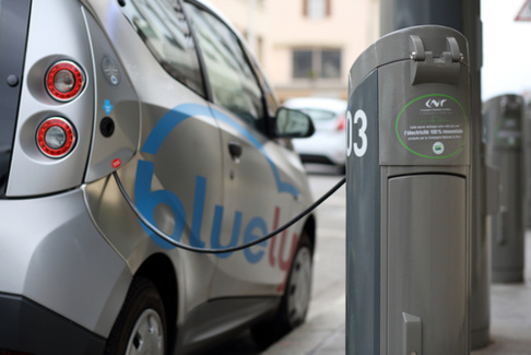 Bolloré veut installer 16 000 bornes de recharge pour voiture électrique en France