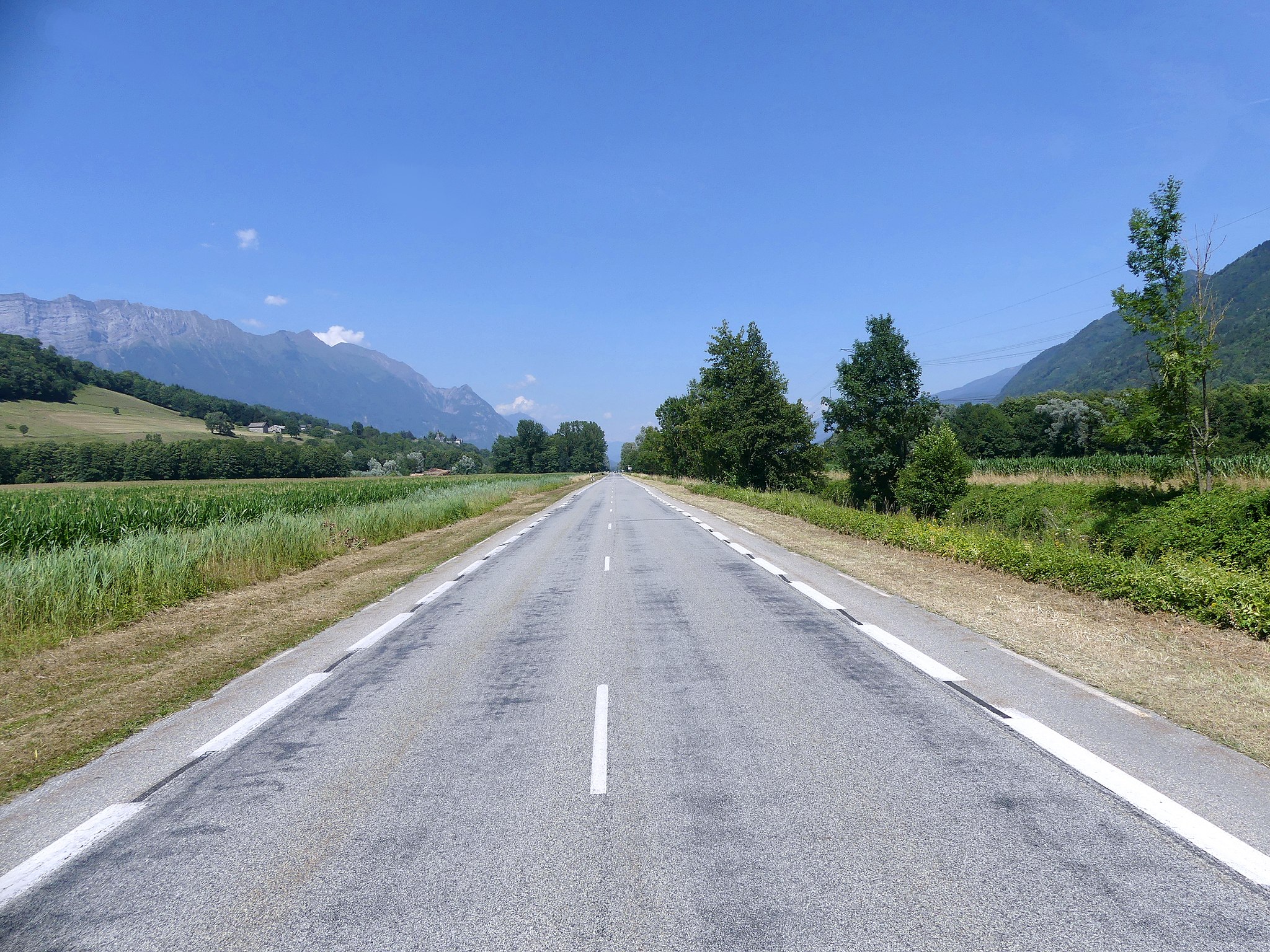 France, route départementale. Un patrimoine public qui fait le quotidien des Français (Wikimedia Commons, Florian Pépellin, 2019)