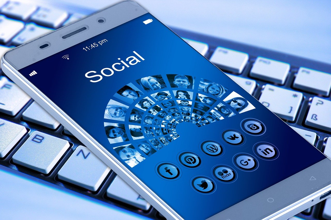 Facebook va changer de nom