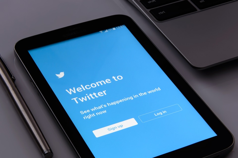 Twitter Blue : l’abonnement ne respecte pas la loi