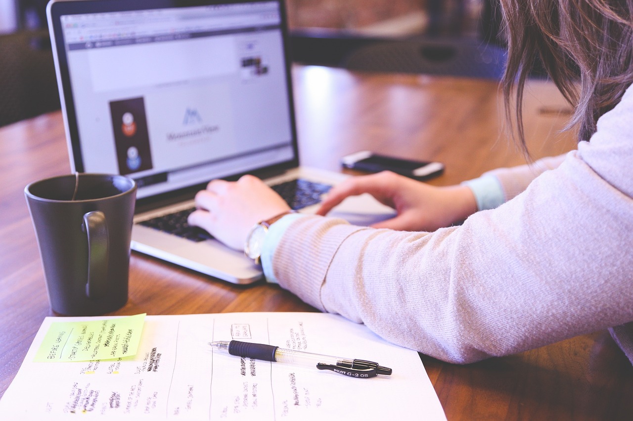 Temps de travail : moins d'heures pour les Français, la productivité en question