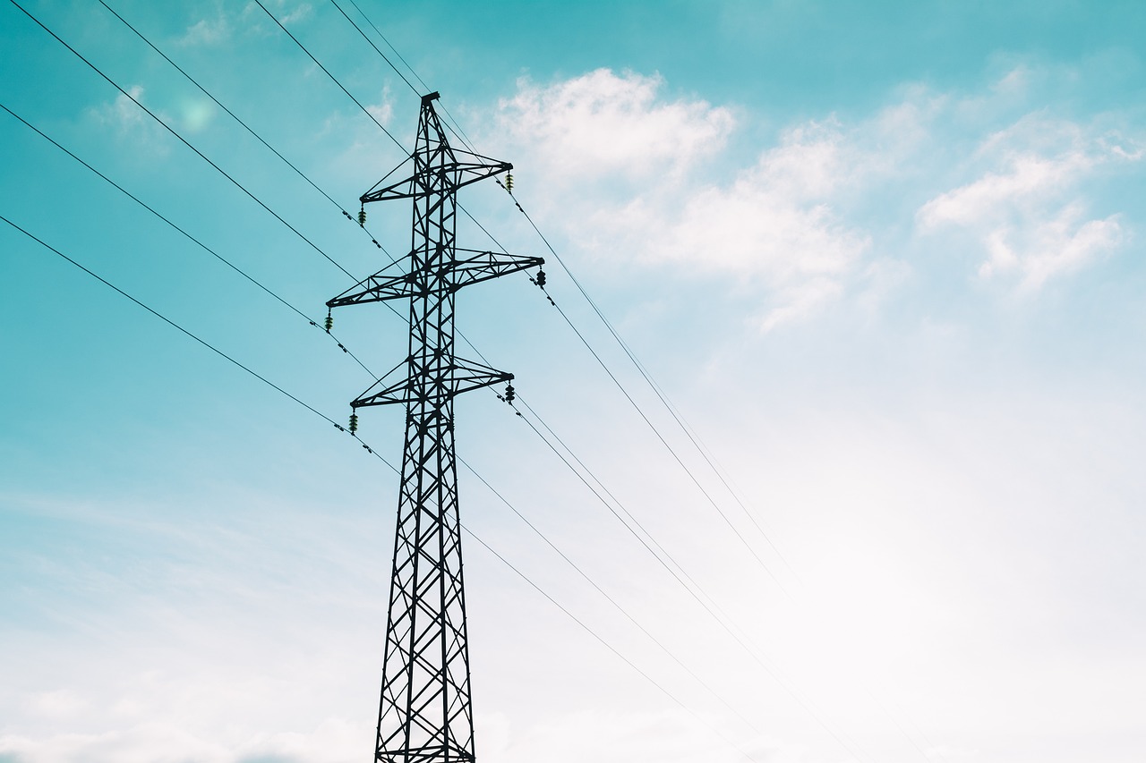 Les patrons d'EDF et de TotalEnergies réclament une simplification des procédures en France