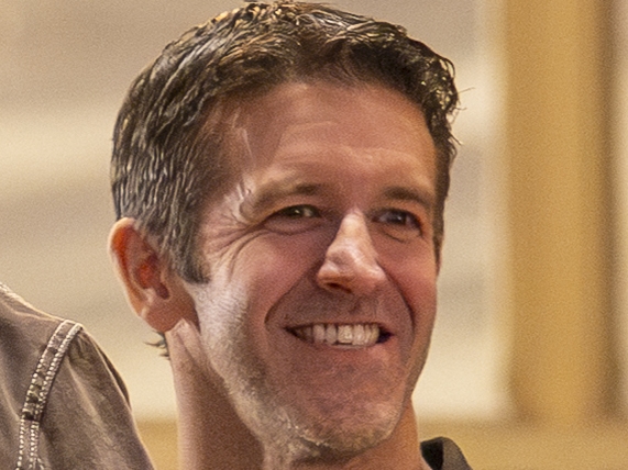 Apple : qui est John Ternus, le prochain PDG annoncé ?